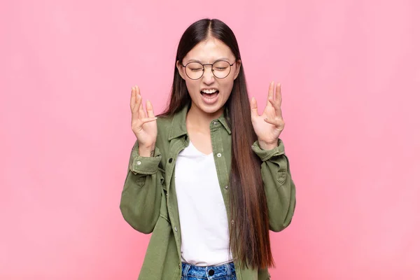 Азиатская Молодая Женщина Яростно Кричит Чувствуя Стресс Раздражение Поднятыми Руками — стоковое фото