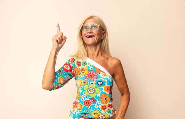Mujer Mediana Edad Sintiéndose Como Genio Feliz Emocionado Después Darse — Foto de Stock