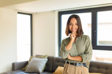 Genç Latin bir kadın, kafası karışmış ya da şüpheye düşmüş, bir fikre odaklanmış, çok düşünüyor, uzayı kopyalamak istiyor. ev kavramı