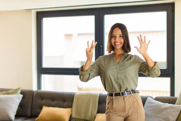 Jeune Femme Latine Souriante Amicale Montrant Numéro Huit Huitième Avec — Photo