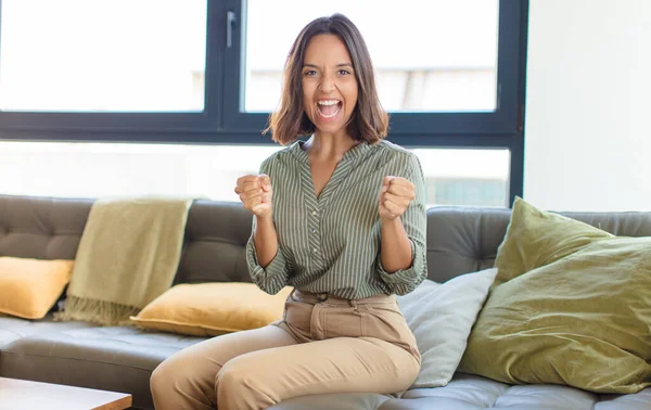 Ung Latinamerikansk Kvinna Skriker Triumferande Skrattar Och Känner Sig Glad — Stockfoto