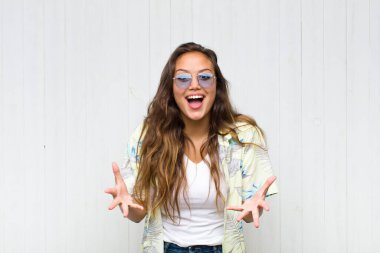 Genç, güzel bir kadın kendini mutlu, şaşkın, şanslı ve şaşırmış hissediyor. - İnanılmaz. turizm konsepti