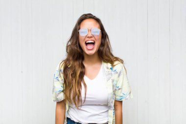 Genç ve güzel bir kadın agresif bir şekilde bağırıyor. Kızgın, sinirli ya da sinirli görünüyor. Hayır diye bağırıyor. turizm konsepti