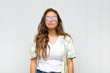 Genç, güzel bir kadın kafası karışmış ve kafası karışmış görünüyor. Bir sorunu çözmeye çalışıyor ya da çözmeye çalışıyor. turizm konsepti