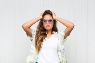 Genç ve güzel bir kadın hayal kırıklığına uğramış ve rahatsız olmuş hissediyor. Başarısızlıktan bıkmış ve bıkmış. Sıkıcı işlerden bıkmış. turizm konsepti