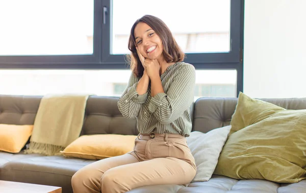 Ung Latinamerikansk Kvinna Känsla Kär Och Ser Söt Bedårande Och — Stockfoto