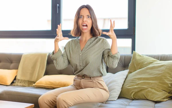 Ung Latinamerikansk Kvinna Skriker Med Händerna Upp Luften Känner Sig — Stockfoto