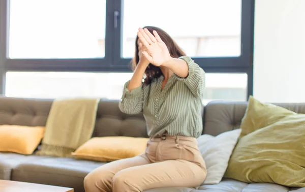 Mujer Latina Joven Cubriendo Cara Con Mano Poniendo Otra Mano — Foto de Stock