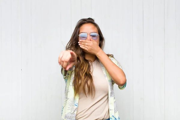 Giovane Bella Donna Ridendo Indicando Fotocamera Prendendoti Giro Prendendo Giro — Foto Stock