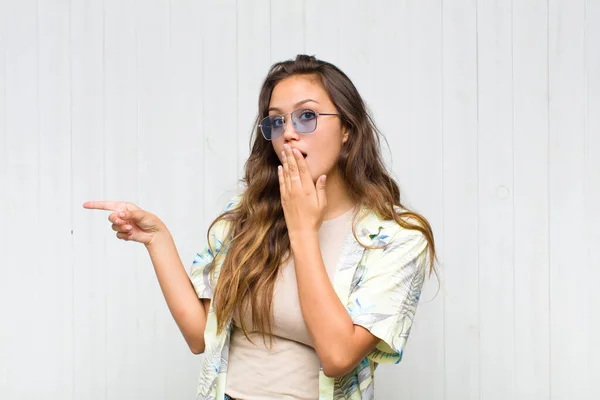 Jovem Mulher Bonita Sentindo Feliz Chocado Surpreso Cobrindo Boca Com — Fotografia de Stock