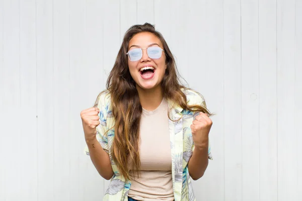 Giovane Bella Donna Sentirsi Scioccato Eccitato Felice Ridendo Celebrando Successo — Foto Stock