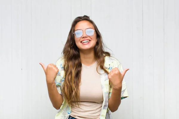 Giovane Bella Donna Sorridente Gioiosamente Guardando Felice Sentendosi Spensierato Positivo — Foto Stock