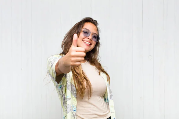 Jovem Mulher Bonita Sentindo Orgulhoso Despreocupado Confiante Feliz Sorrindo Positivamente — Fotografia de Stock