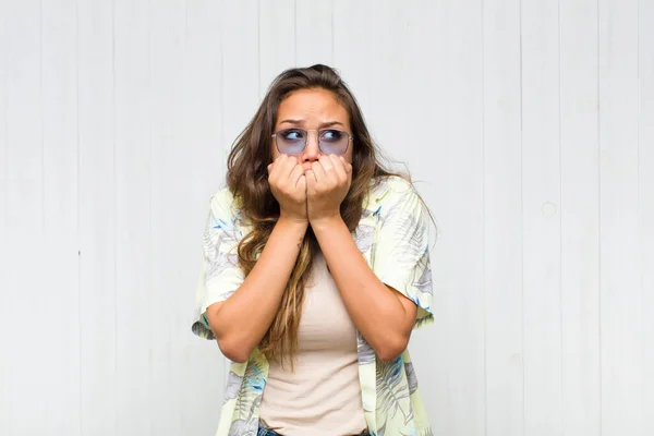 Ung Vacker Kvinna Ser Orolig Orolig Stressad Och Rädd Bita — Stockfoto