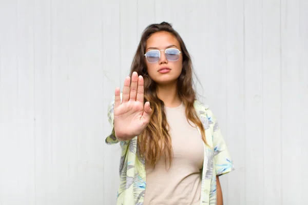 Jovem Bonita Mulher Olhando Sério Popa Descontente Irritado Mostrando Palma — Fotografia de Stock