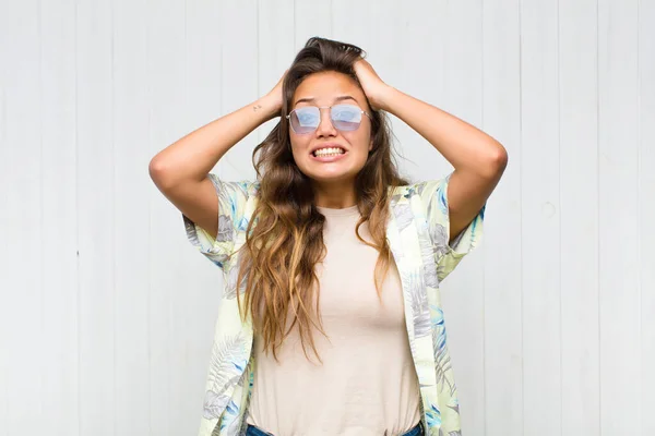 Ung Vacker Kvinna Känner Sig Stressad Orolig Orolig Eller Rädd — Stockfoto