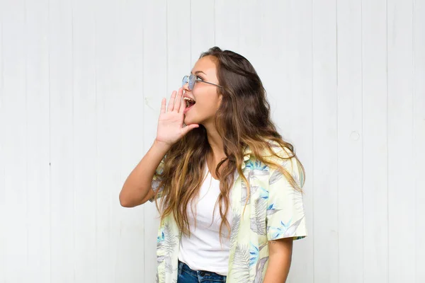 Giovane Bella Vista Profilo Donna Cercando Felice Eccitato Gridando Chiamando — Foto Stock