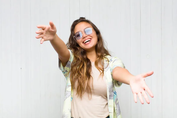 Jovem Mulher Bonita Sorrindo Alegremente Dando Abraço Boas Vindas Caloroso — Fotografia de Stock