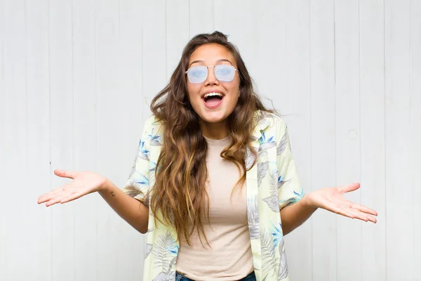 Giovane Bella Donna Sentirsi Felice Eccitato Sorpreso Scioccato Sorridente Stupito — Foto Stock