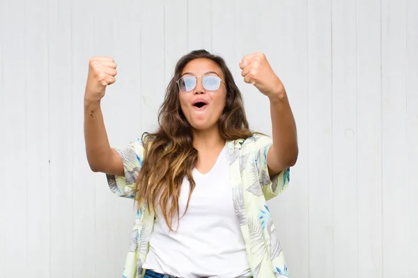 Jonge Mooie Vrouw Vieren Een Ongelooflijk Succes Als Een Winnaar — Stockfoto