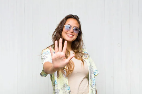 Giovane Bella Donna Sorridente Dall Aspetto Amichevole Mostrando Numero Cinque — Foto Stock