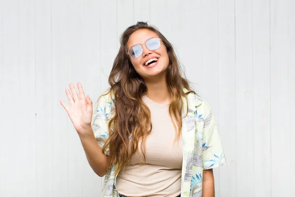 Jovem Mulher Bonita Sorrindo Feliz Alegremente Acenando Mão Acolhendo Cumprimentando — Fotografia de Stock