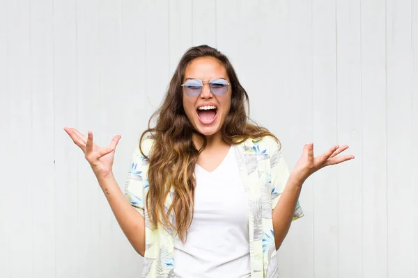 Young Pretty Woman Screaming Hands Air Feeling Furious Frustrated Stressed — Stock Photo, Image