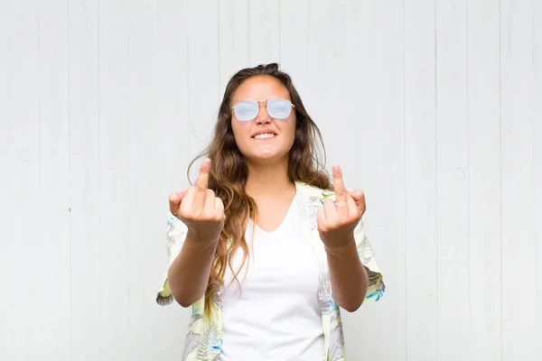 Junge Hübsche Frau Die Sich Provozierend Aggressiv Und Obszön Fühlt — Stockfoto