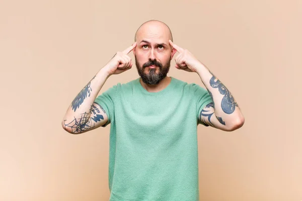 Jovem Careca Barbudo Sentindo Confuso Duvidoso Concentrando Uma Ideia Pensando — Fotografia de Stock