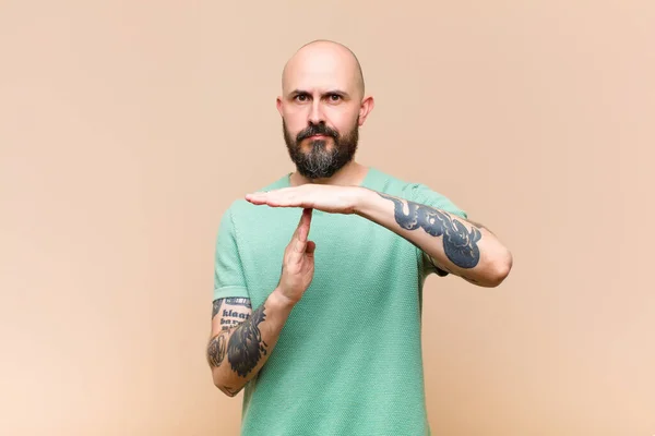 Jovem Careca Barbudo Homem Olhando Sério Severo Irritado Descontente Fazendo — Fotografia de Stock