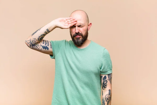 Jovem Careca Barbudo Olhando Estressado Cansado Frustrado Secando Suor Testa — Fotografia de Stock