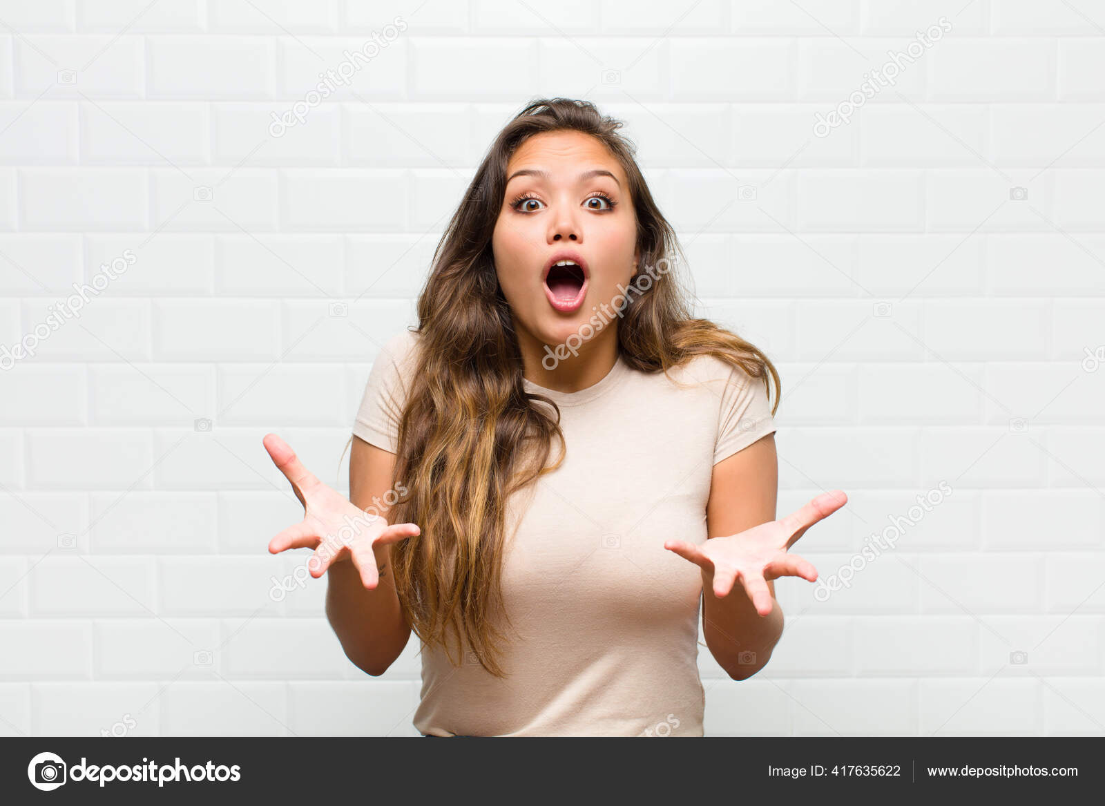 感到极度震惊焦虑和恐慌脸上带着紧张和恐惧的表情——图库图片© kues #417635622