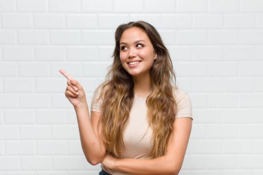 Mutlu bir şekilde gülümsemek ve yan bakmak, merak etmek, düşünmek ya da bir fikir sahibi olmak.