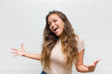 Mutlu, kibirli, gururlu ve kendini beğenmiş, kendini bir numara gibi hisseden