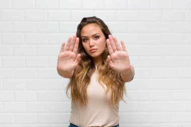 Ciddi görünüyor, mutsuz, kızgın ve hoşnutsuz giriş ya da her iki avuçta da dur demek