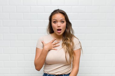 Şok olmuş, şaşırmış ve şaşırmış hissediyorum, ellerim göğsümde ve ağzım açık, kim olduğumu söylüyorum, ben?