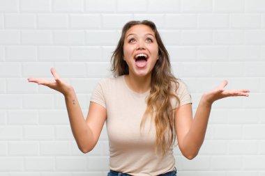 Mutlu, şaşkın, şanslı ve şaşırmış hissediyorum. Zaferi iki elim havada kutluyorum.