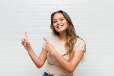 Gülümseyen ve her iki elinle yukarı ve yana doğru gösteren nesne kopyalama boşluğunda