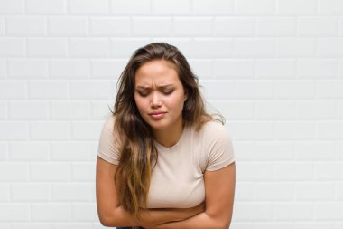 Endişeli, hasta, hasta ve mutsuz hissediyorum. Ağrılı bir mide ağrısı ya da grip.