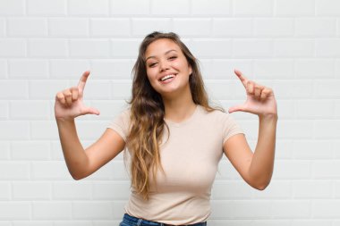 Gülümsemeyi çerçevelemek ya da özetlemek, iki elinle, pozitif ve mutlu görünmek, sağlık kavramı