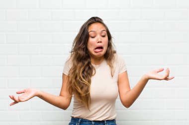 Aptal, çılgın, şaşkın, şaşkın bir ifadeyle omuz silkmek, rahatsız ve cahil hissetmek.