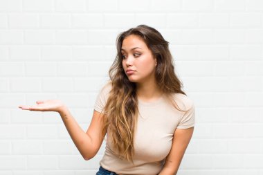 Mutlu olmak ve gelişigüzel gülümsemek, elde tutulan bir nesneye ya da konsepte bakmak