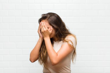 Üzüntülü, hayal kırıklığına uğramış bir bakışla, ağlayarak, yan gözle bakan ellerle gözleri kapatıyordu.