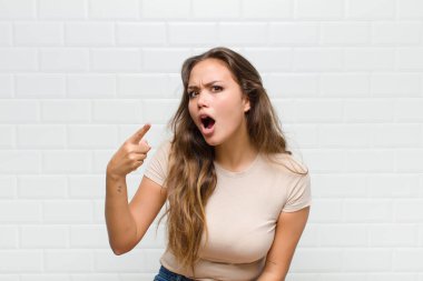 Kızgın ve agresif bir ifadeyle kameraya çevrilmiş kızgın, çılgın bir patrona benziyor.