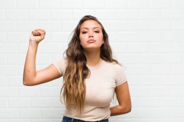 Ciddi, güçlü ve isyankar hissetmek, yumruk kaldırmak, protesto etmek ya da devrim için savaşmak.