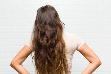 Karışık ya da dolu hissetmek ya da şüphe ve sorular, merak etmek, ellerin kalçanda, dikiz aynasından