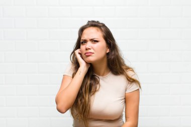 Stresli, hayal kırıklığına uğramış ve yorgun hissediyorum. Endişeli ve sorunlu bir bakışla boynumu ovuşturuyorum.