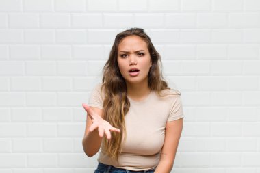 Kızgın, sinirli ve hayal kırıklığına uğramış görünüyorsun. Senin neyin var? 