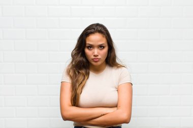 Hoşnutsuz ve hayal kırıklığına uğramış hissediyorum, ciddi görünüyor, kızgın ve çapraz kollara kızgın.