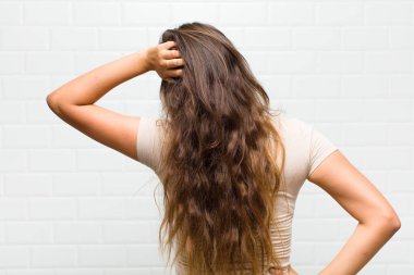 Kafası karışık, kafası karışık, eli kalçasında, dikiz aynasıyla bir çözüm düşünüyor.